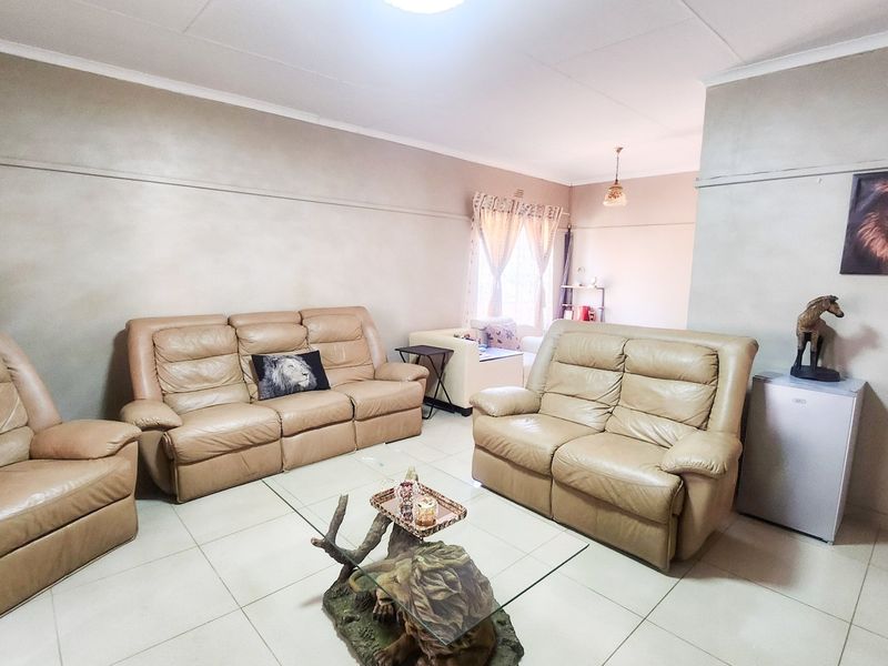 Neat  3-Bedroom Home with Modern Upgrades - Photo 7