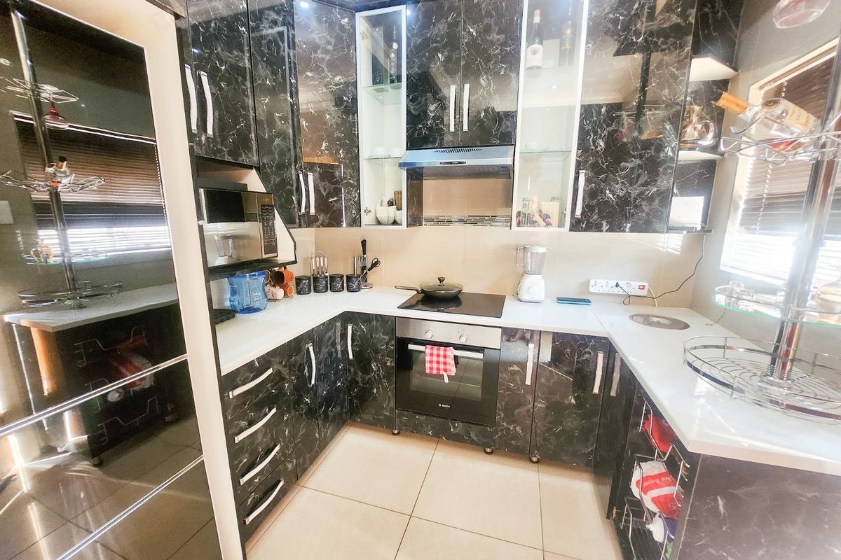 Neat  3-Bedroom Home with Modern Upgrades - Photo 5