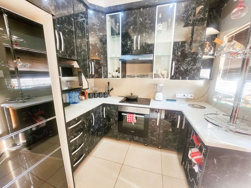 Neat  3-Bedroom Home with Modern Upgrades - Photo 5