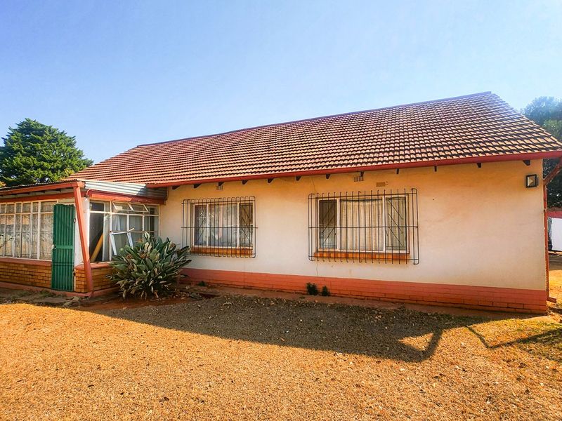 Neat  3-Bedroom Home with Modern Upgrades - Photo 1