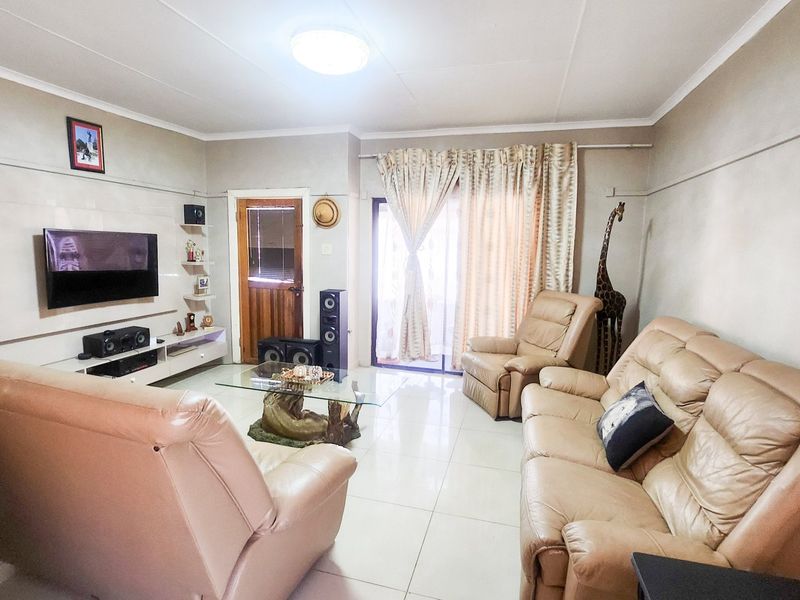 Neat  3-Bedroom Home with Modern Upgrades - Photo 8