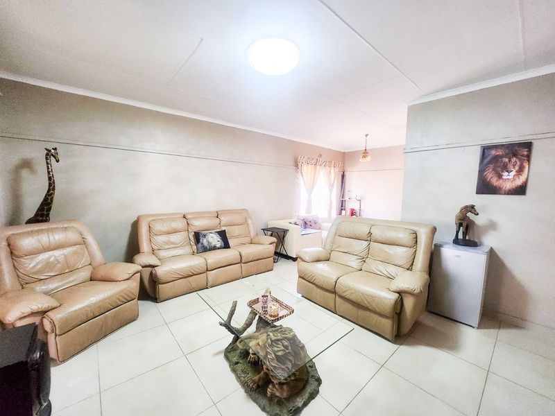 Neat  3-Bedroom Home with Modern Upgrades - Photo 6