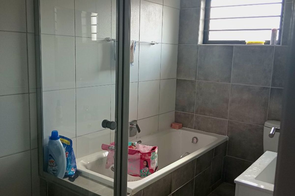 Stunning Double-Storey Home in Capital view Lifestyle Estate! - Photo 5