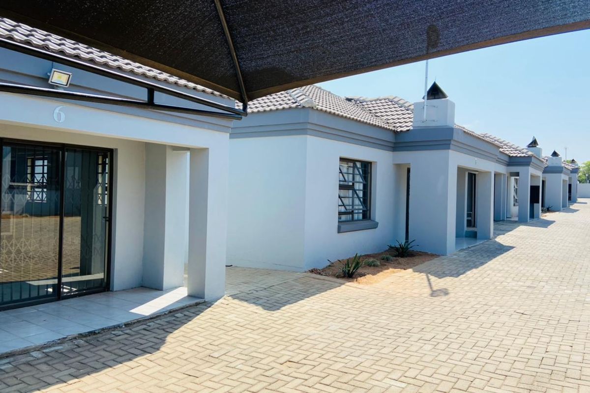 3 bedroom family home within a secure estate - Photo 2