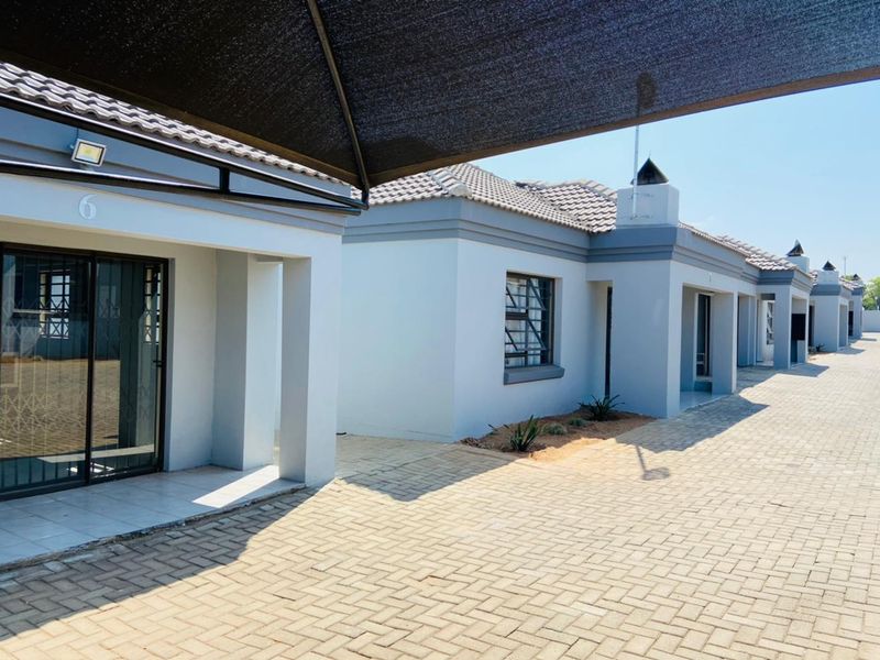 3 bedroom family home within a secure estate - Photo 2