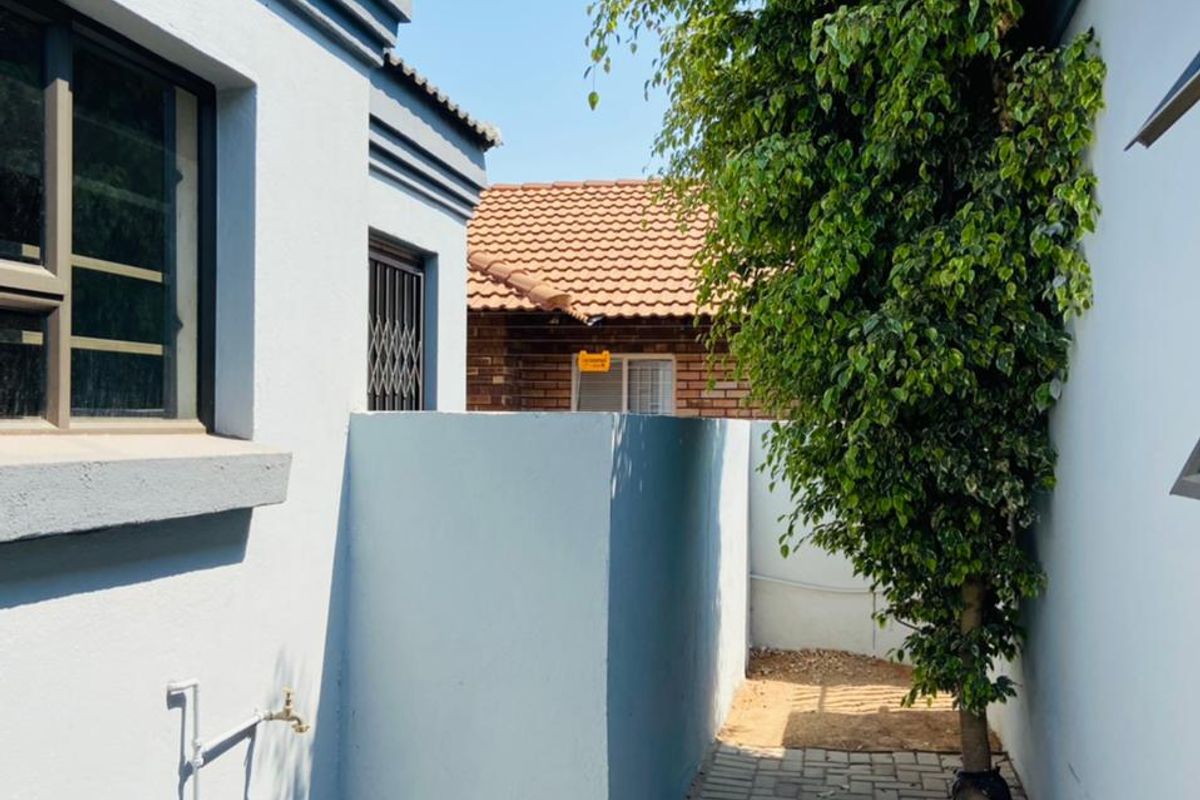 3 bedroom family home within a secure estate - Photo 4