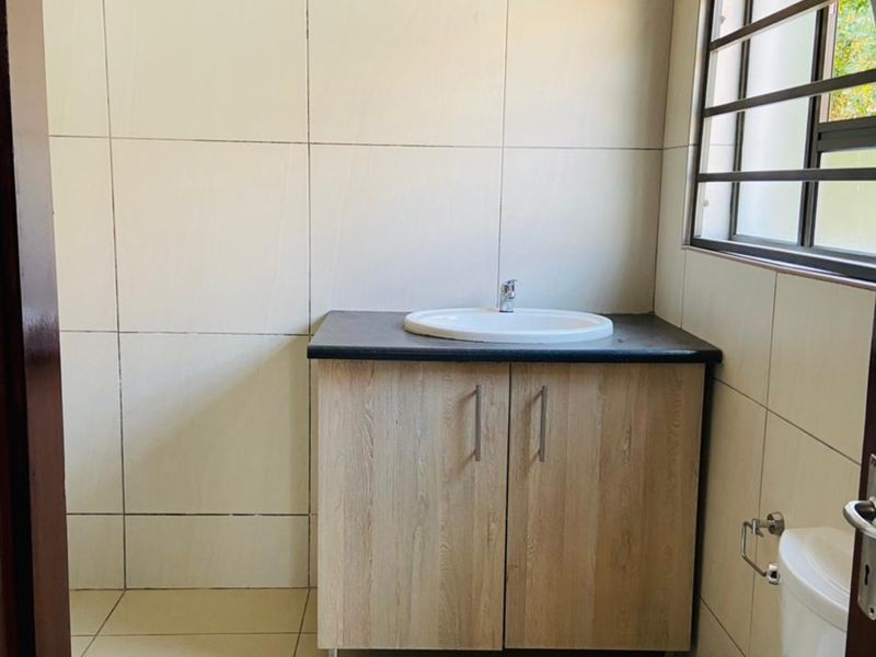 3 bedroom family home within a secure estate - Photo 10