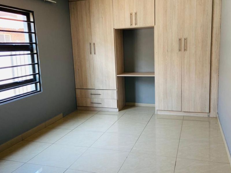 3 bedroom family home within a secure estate - Photo 9