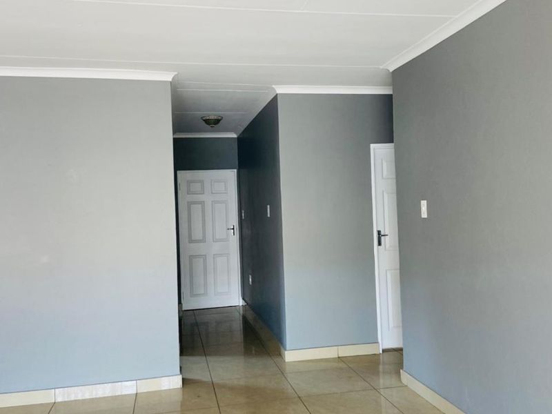 3 bedroom family home within a secure estate - Photo 8