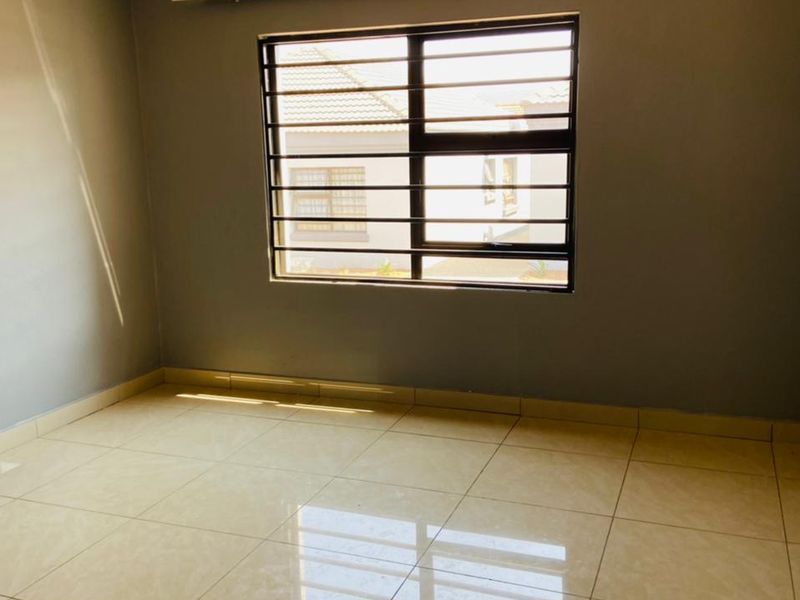 3 bedroom family home within a secure estate - Photo 7