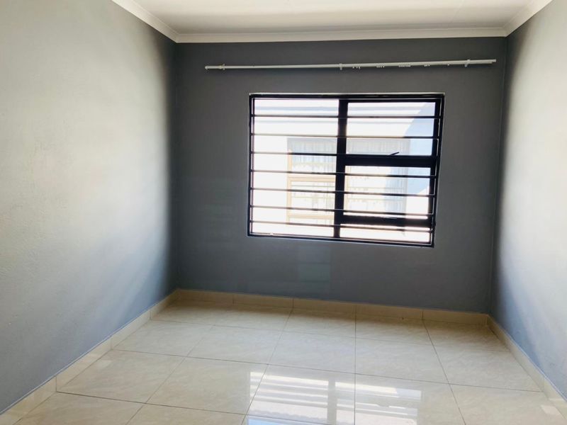 3 bedroom family home within a secure estate - Photo 6