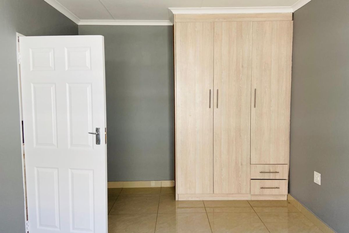 3 bedroom family home within a secure estate - Photo 5