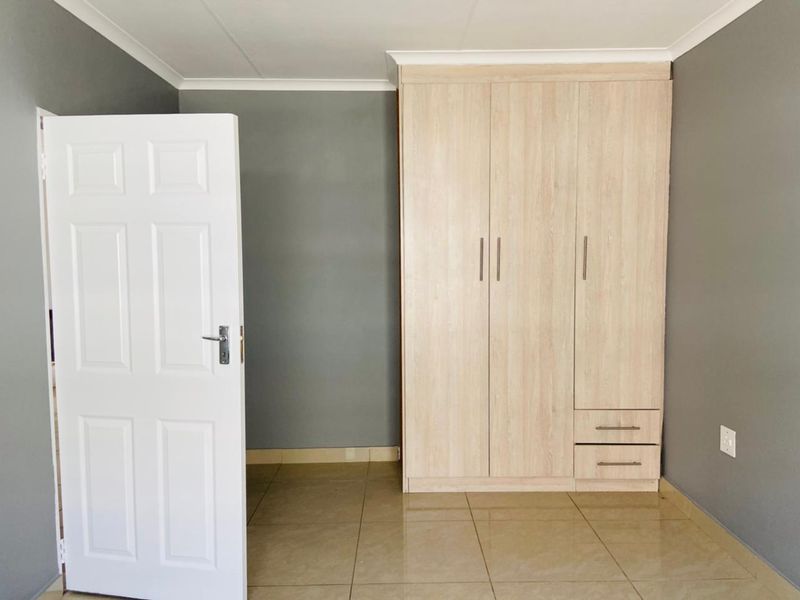 3 bedroom family home within a secure estate - Photo 5