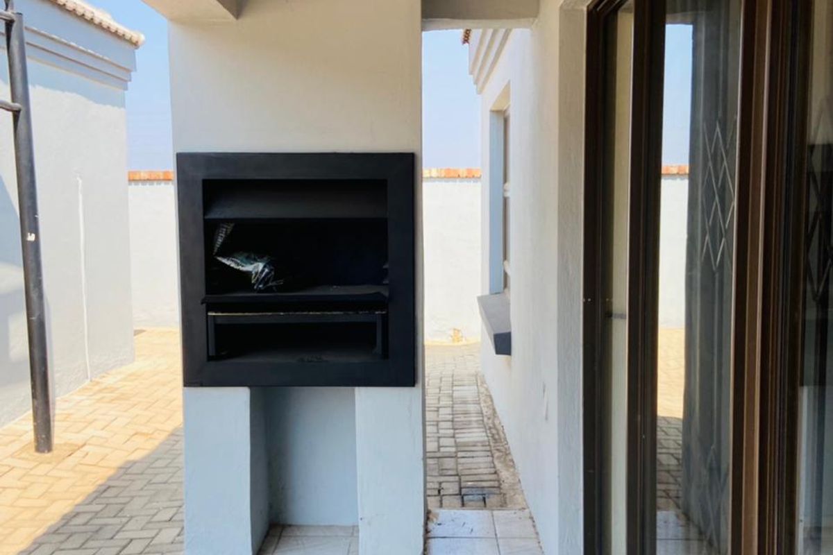 3 bedroom family home within a secure estate - Photo 3