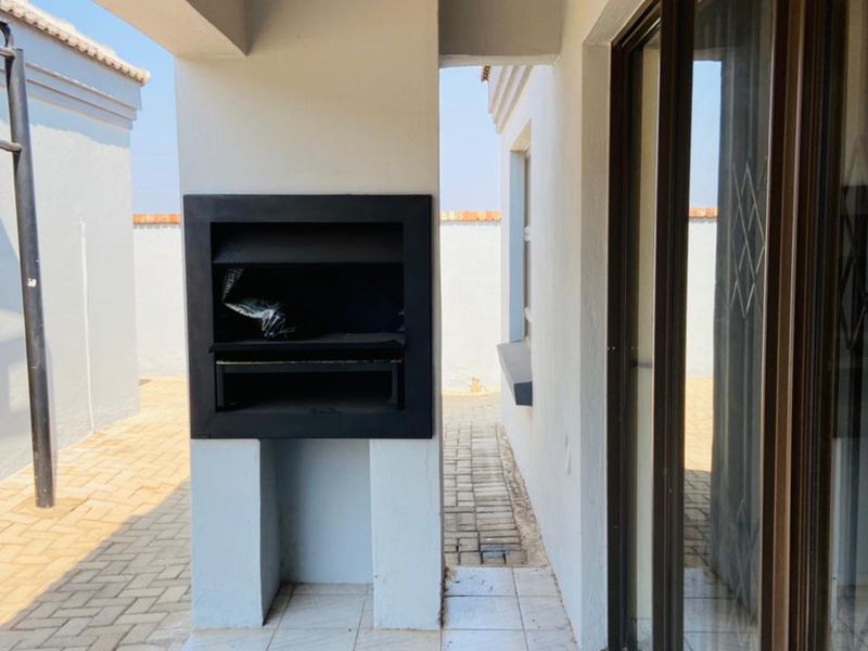 3 bedroom family home within a secure estate - Photo 3