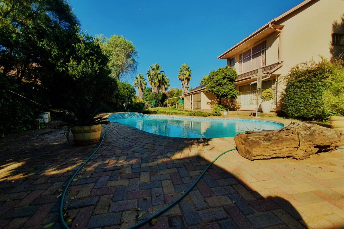 Discover the epitome of luxury living in this neat 5-bedroom residence. - Photo 3