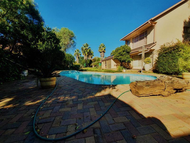 Discover the epitome of luxury living in this neat 5-bedroom residence. - Photo 3