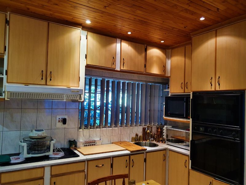 Discover the epitome of luxury living in this neat 5-bedroom residence. - Photo 4