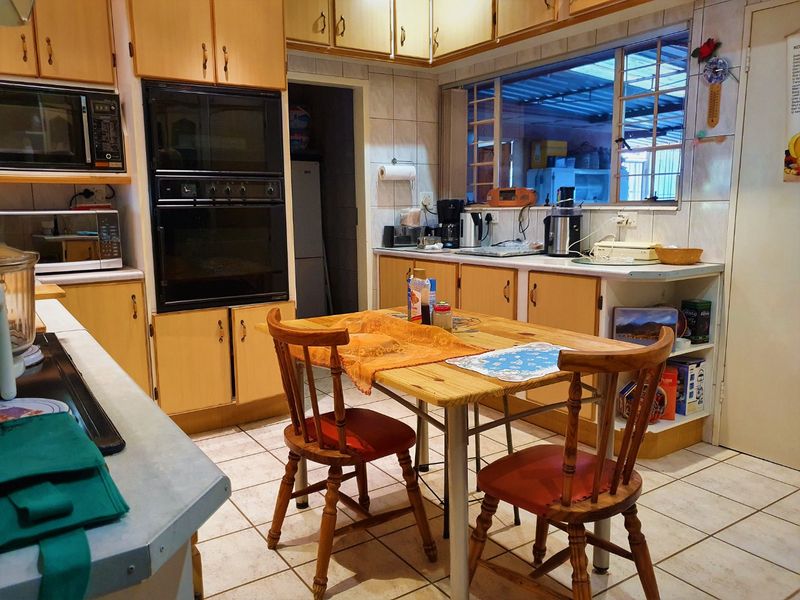 Discover the epitome of luxury living in this neat 5-bedroom residence. - Photo 7