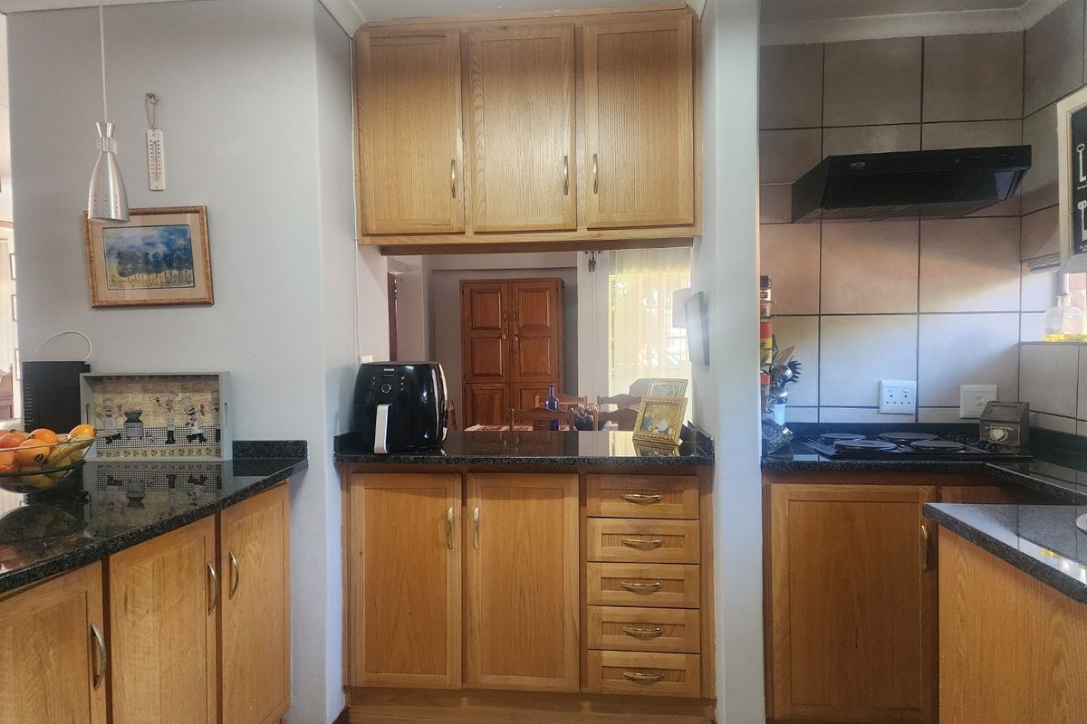 3 BEDROOM TOWNHOUSE IN FLAMWOOD - Photo 3