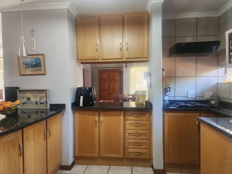 3 BEDROOM TOWNHOUSE IN FLAMWOOD - Photo 3