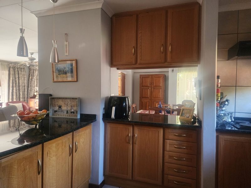 3 BEDROOM TOWNHOUSE IN FLAMWOOD - Photo 7