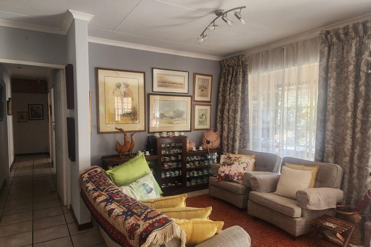 3 BEDROOM TOWNHOUSE IN FLAMWOOD - Photo 2