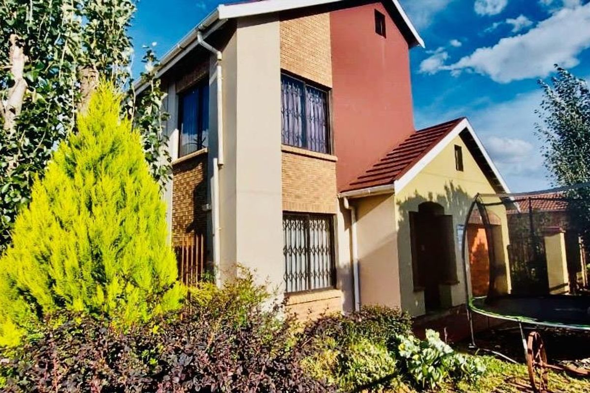 Charming family retreat: A perfectblend of comfort  and security. - Photo 2
