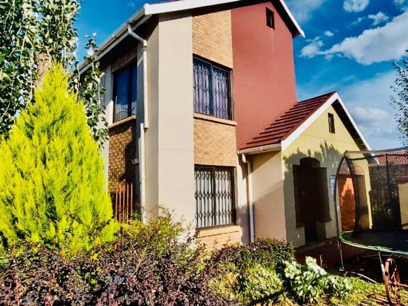 Charming family retreat: A perfectblend of comfort  and security. - Photo 2