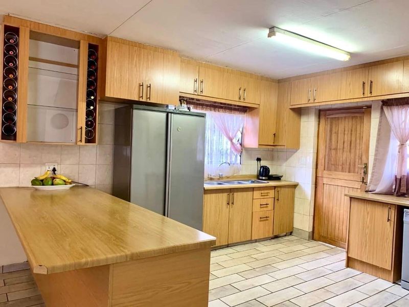 Charming family retreat: A perfectblend of comfort  and security. - Photo 10