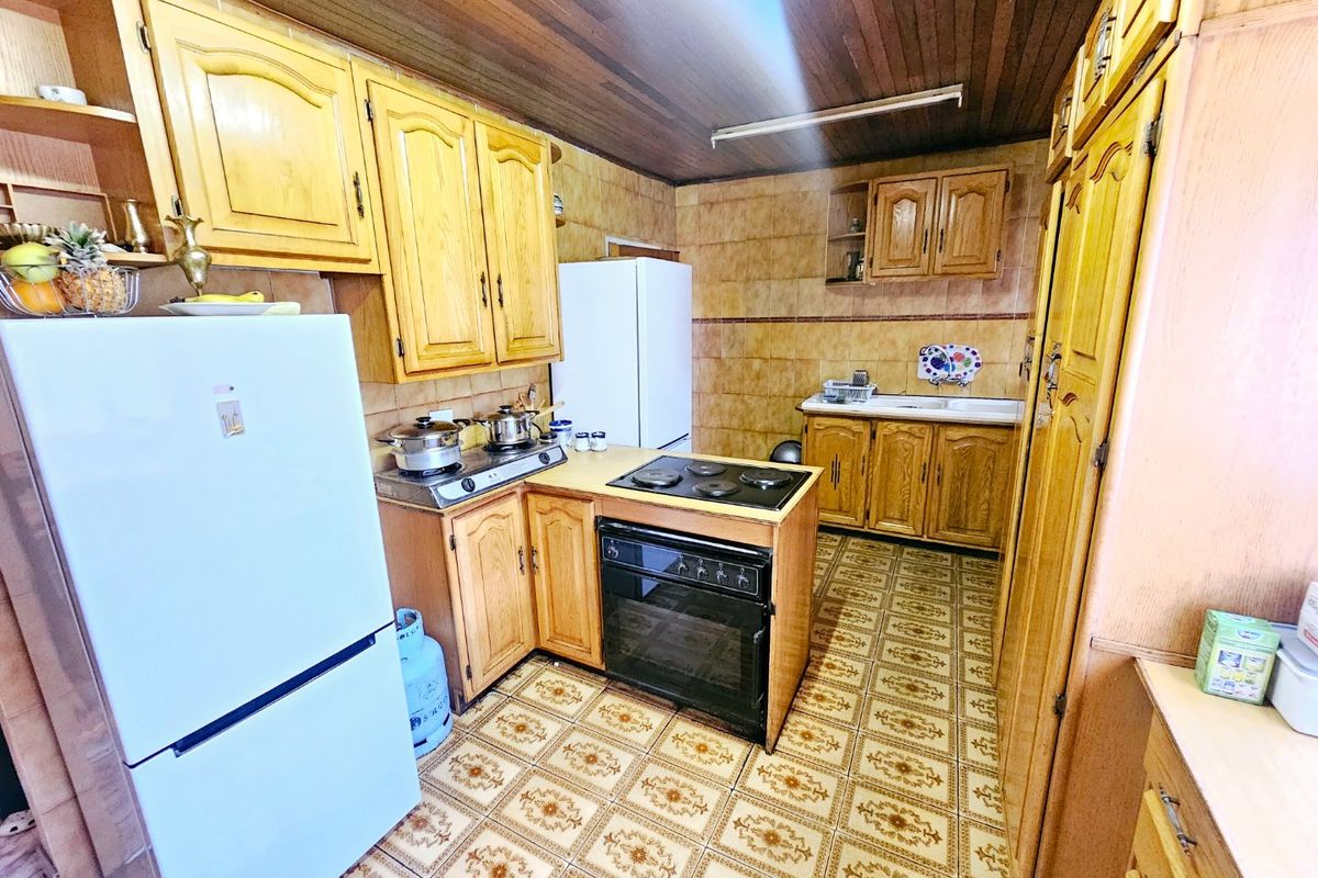 A lovely 3 bedroom 2 bathroom House + 1 bedroom cottage for sale in Laudium - Photo 3