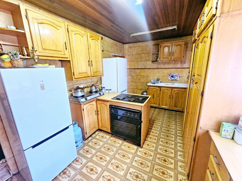 A lovely 3 bedroom 2 bathroom House + 1 bedroom cottage for sale in Laudium - Photo 3