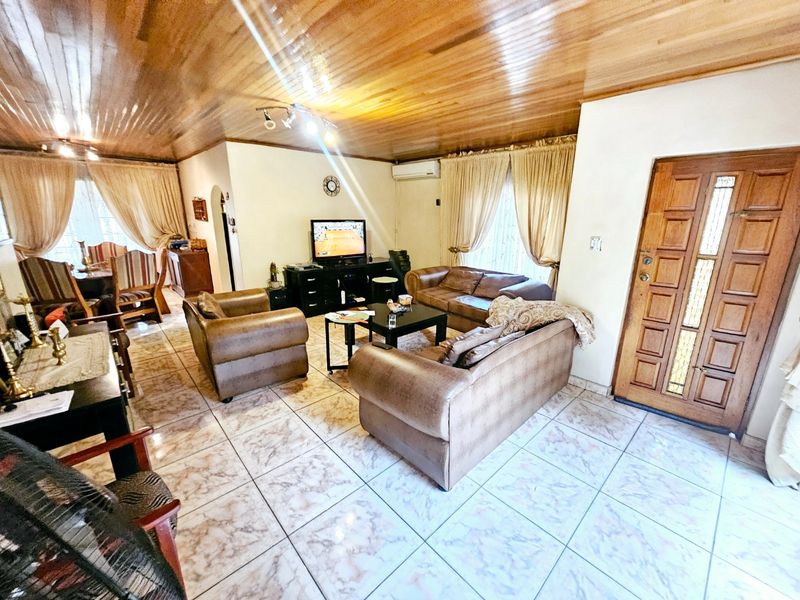 A lovely 3 bedroom 2 bathroom House + 1 bedroom cottage for sale in Laudium - Photo 10