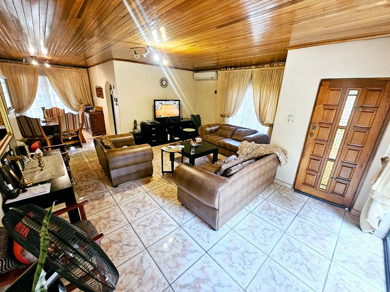 A lovely 3 bedroom 2 bathroom House + 1 bedroom cottage for sale in Laudium - Photo 9