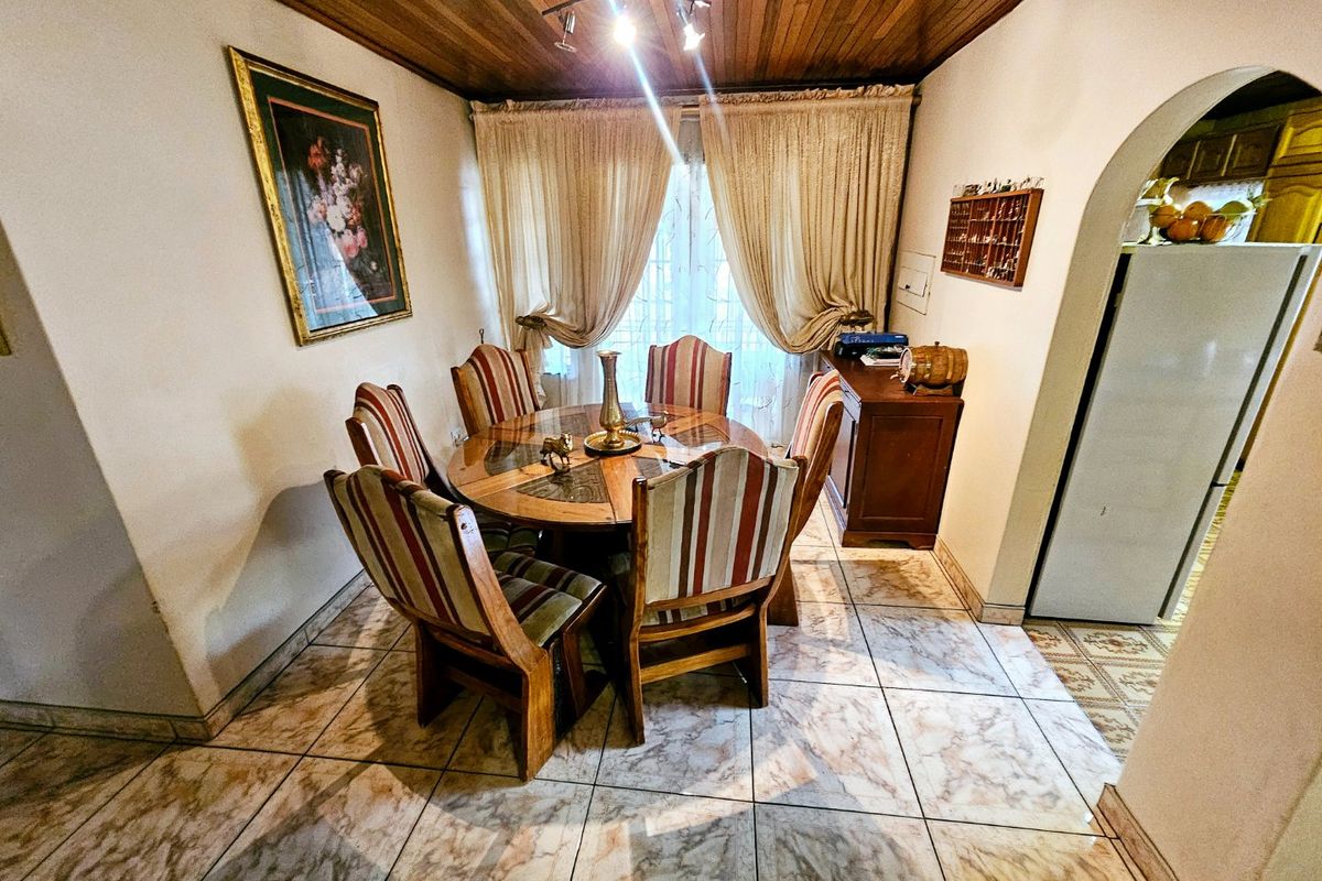 A lovely 3 bedroom 2 bathroom House + 1 bedroom cottage for sale in Laudium - Photo 5