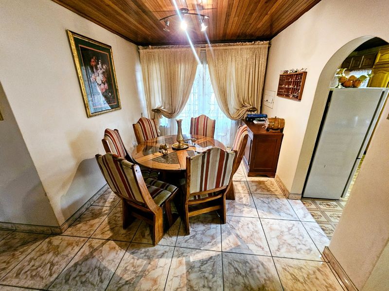 A lovely 3 bedroom 2 bathroom House + 1 bedroom cottage for sale in Laudium - Photo 5