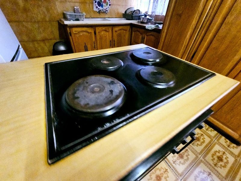 A lovely 3 bedroom 2 bathroom House + 1 bedroom cottage for sale in Laudium - Photo 8