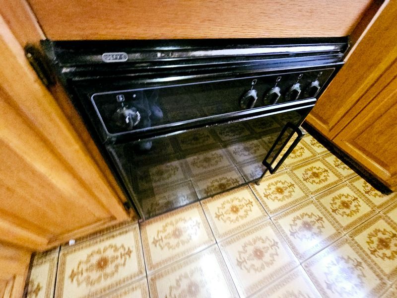 A lovely 3 bedroom 2 bathroom House + 1 bedroom cottage for sale in Laudium - Photo 7