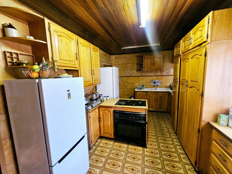 A lovely 3 bedroom 2 bathroom House + 1 bedroom cottage for sale in Laudium - Photo 6