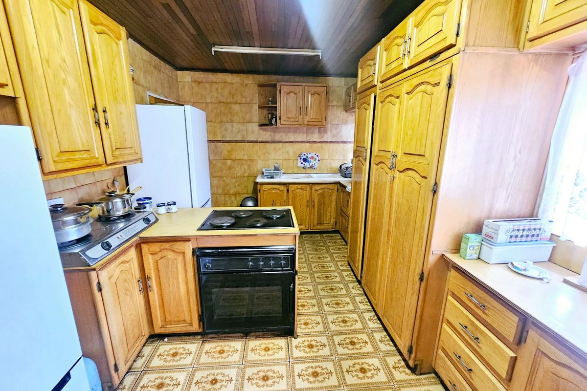 A lovely 3 bedroom 2 bathroom House + 1 bedroom cottage for sale in Laudium - Photo 4