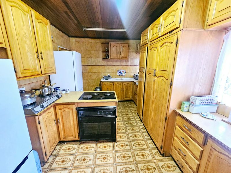 A lovely 3 bedroom 2 bathroom House + 1 bedroom cottage for sale in Laudium - Photo 4