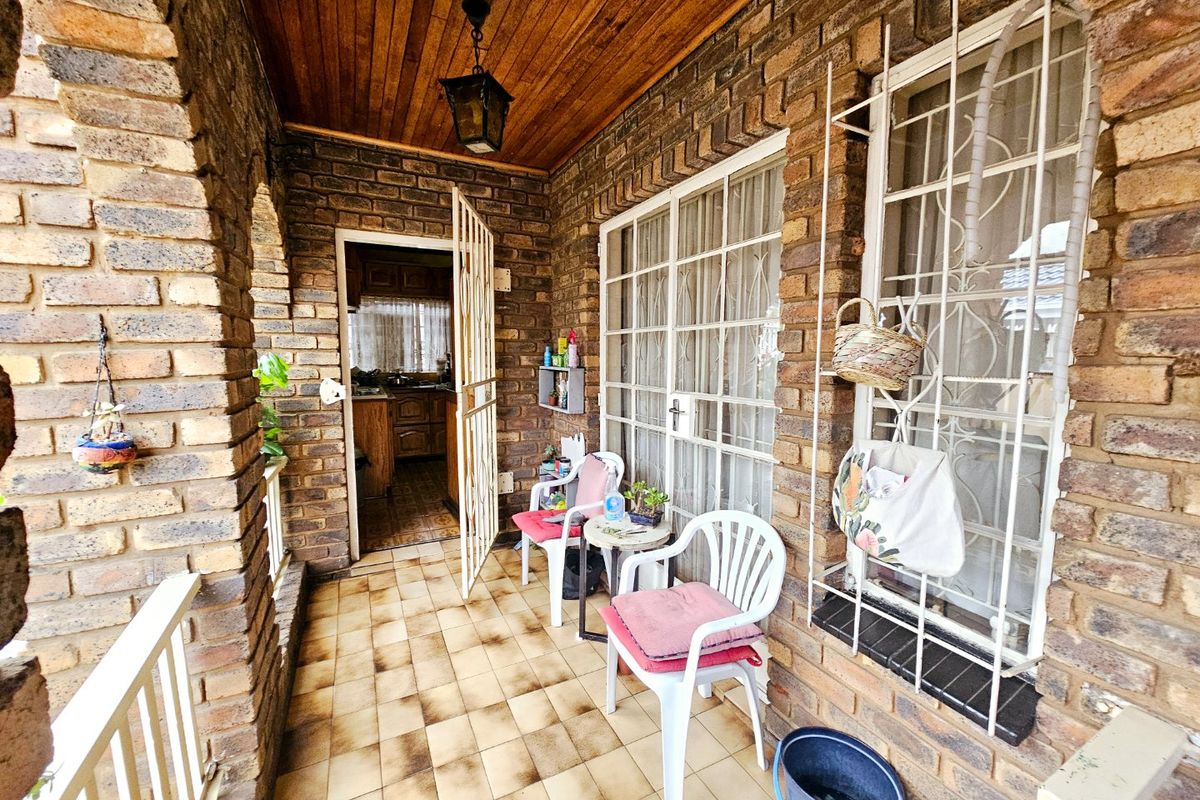 A lovely 3 bedroom 2 bathroom House + 1 bedroom cottage for sale in Laudium - Photo 2