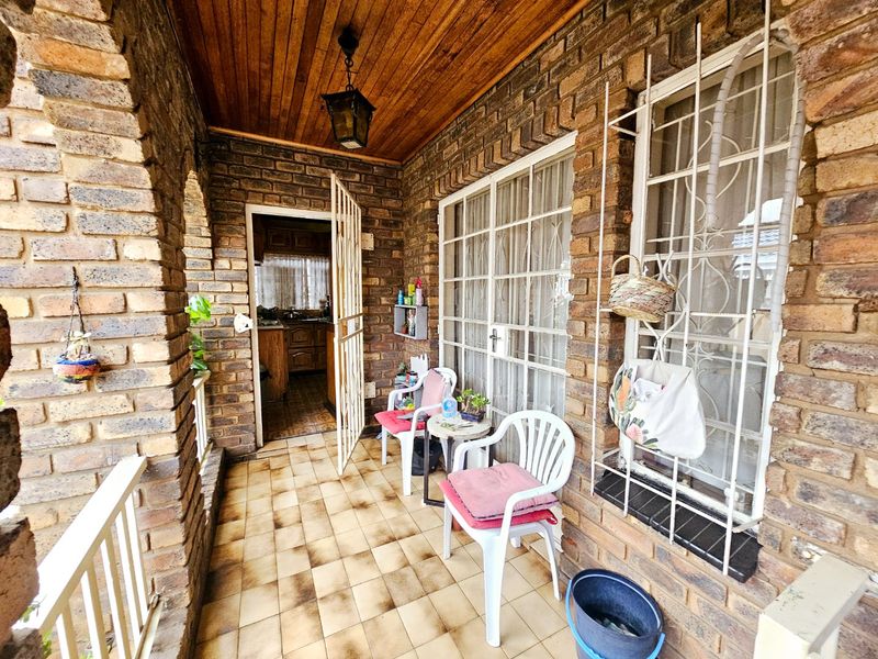 A lovely 3 bedroom 2 bathroom House + 1 bedroom cottage for sale in Laudium - Photo 2