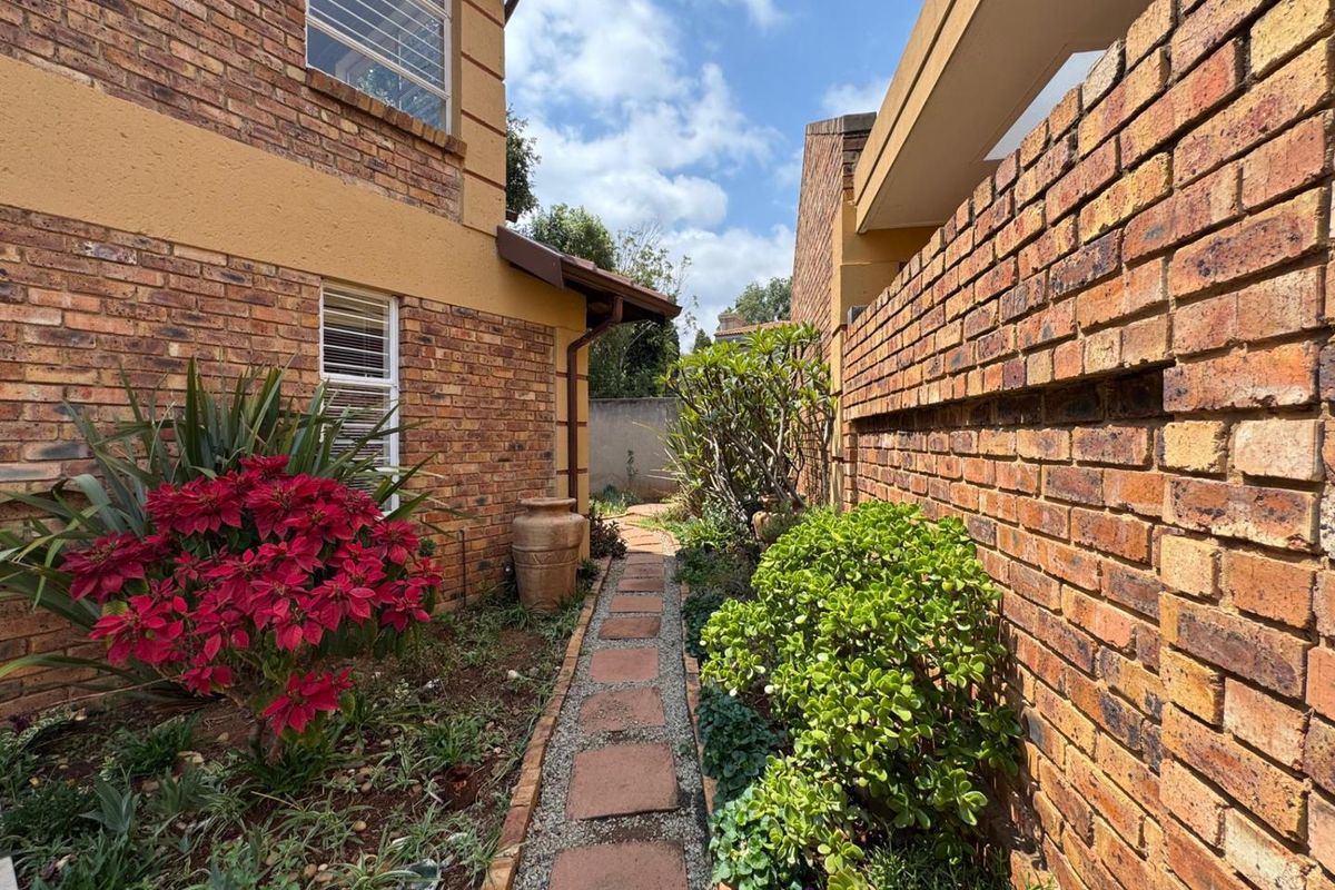 Discover the Epitome of Luxury Living in this Remarkable Double-Story Residence - Photo 4