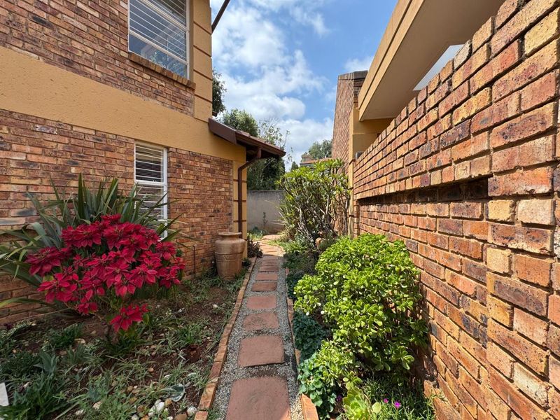 Discover the Epitome of Luxury Living in this Remarkable Double-Story Residence - Photo 4