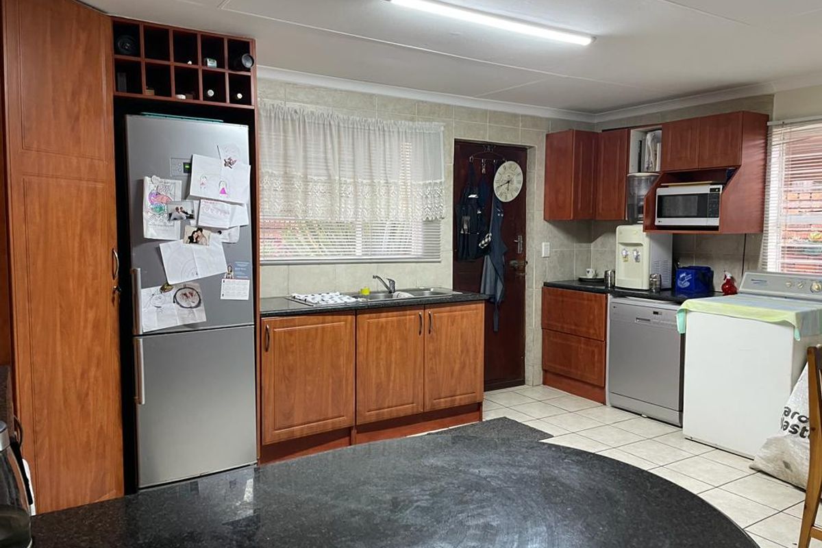 Discover the Epitome of Luxury Living in this Remarkable Double-Story Residence - Photo 5