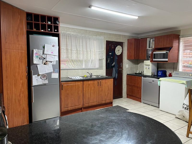 Discover the Epitome of Luxury Living in this Remarkable Double-Story Residence - Photo 5