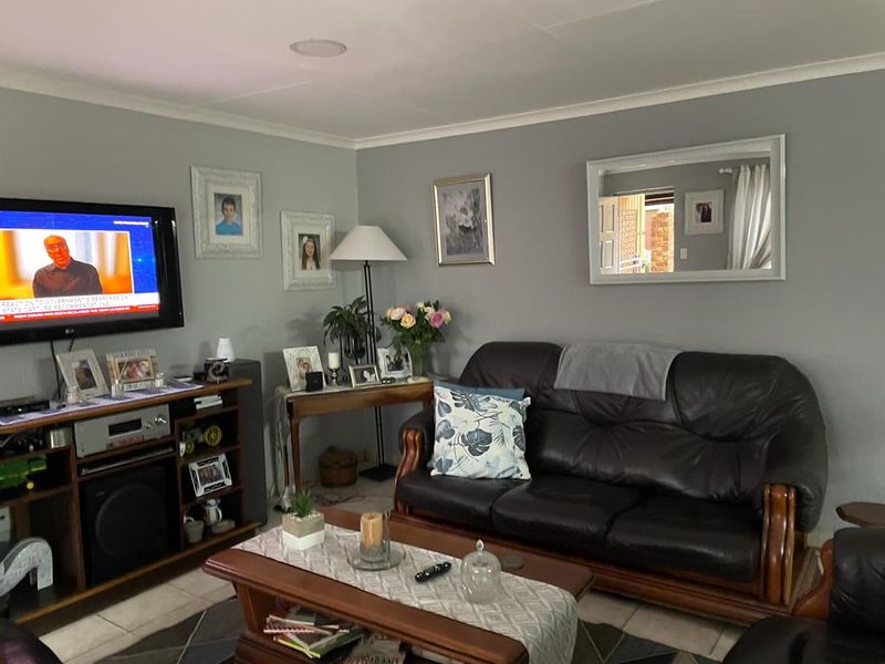 Discover the Epitome of Luxury Living in this Remarkable Double-Story Residence - Photo 7