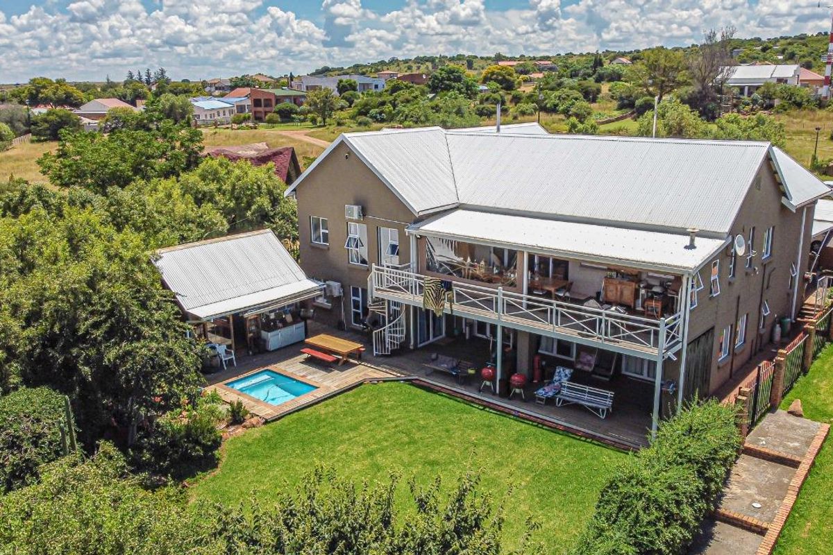 Elegant Home with Panoramic Vaaldam Views in Iconic Vaal Marina - Photo 4