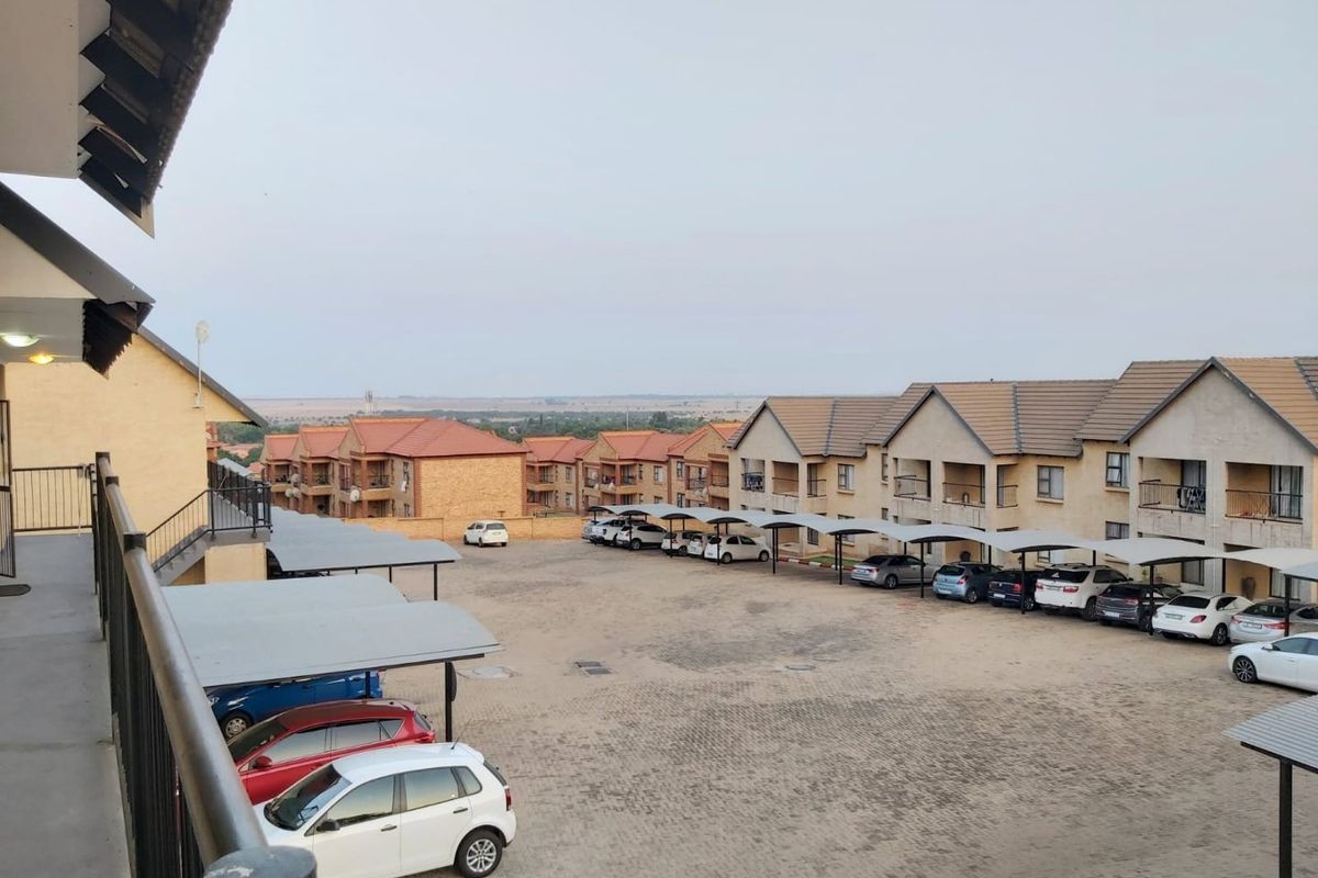 Neat flat in a secure complex. Excellent investment with a good future. Centrally located close to the Spar in Doringkruin. - Photo 3